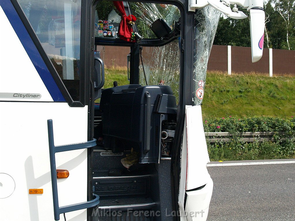 VU Auffahrunfall Reisebus auf LKW A 1 Rich Saarbruecken P46.JPG